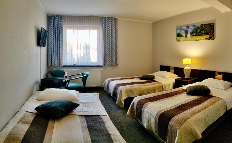 Economy Triple Room image 3