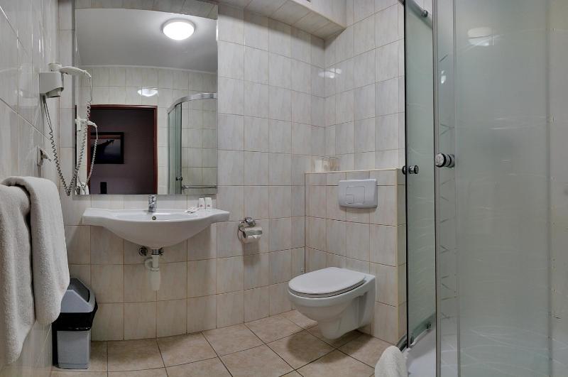 Economy Triple Room image 2