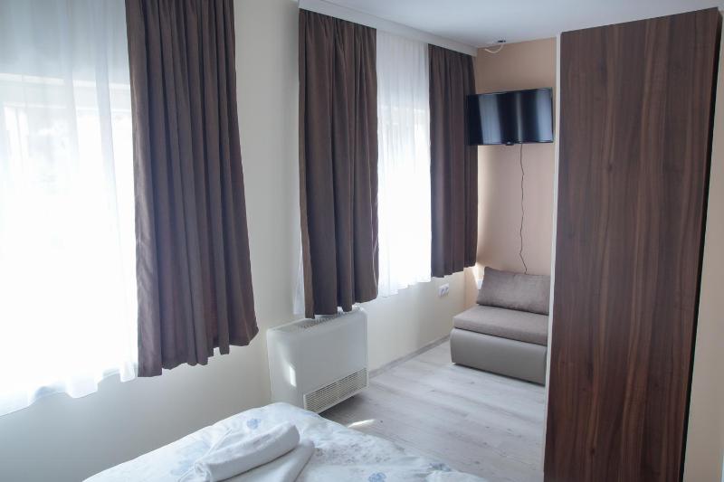 Double Room with Extra Bed image 4