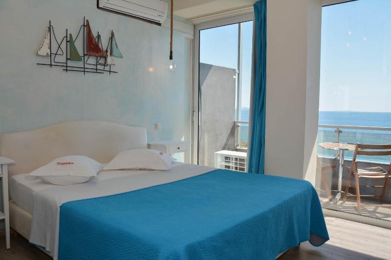 Double Room with Sea View image 2