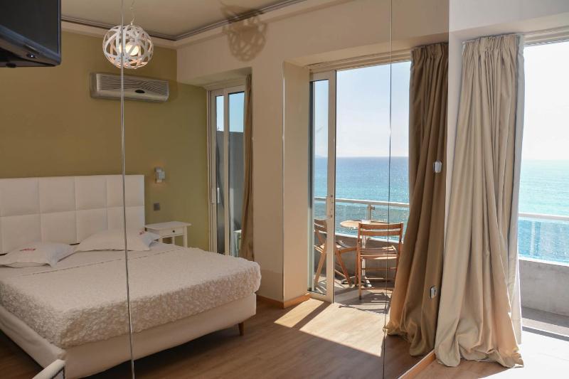 Double Room with Sea View image 3