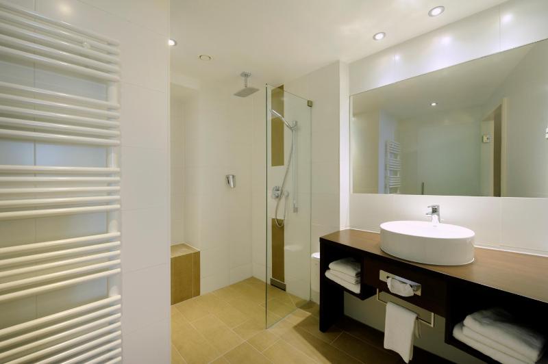 Standard Twin Room image 3