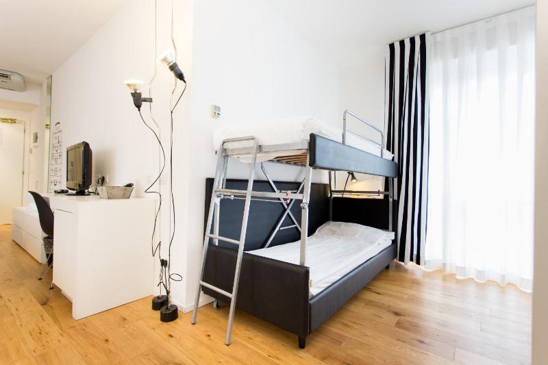 Deluxe Triple Room image 3