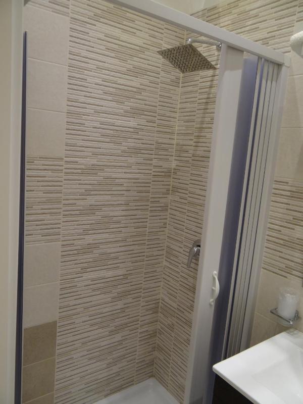 Standard Double Room image 4