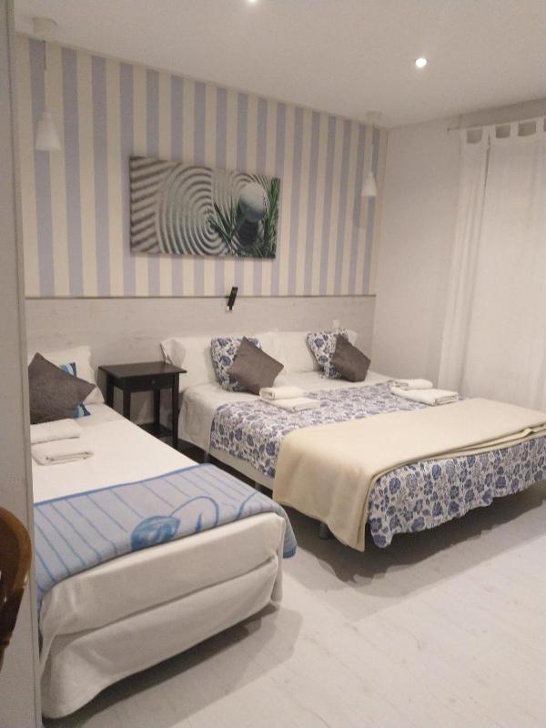 Deluxe with Extra Bed image 4