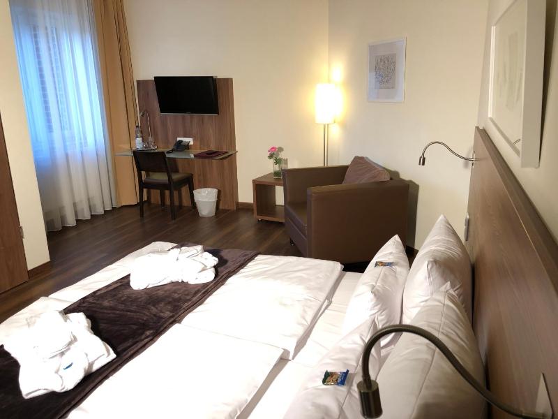 Standard Triple Room image 4