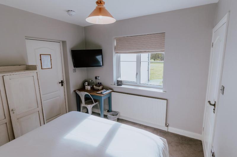 Small Double Room image 3