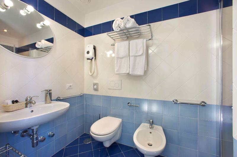 One-Bedroom Apartment with Sea View and Balcony - Split Level image 2