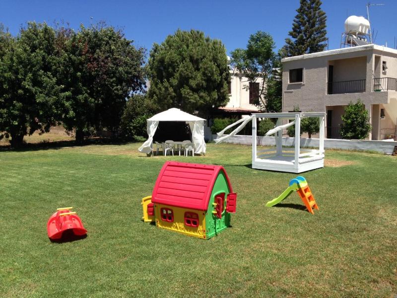 Constantaras Apartments - image 4