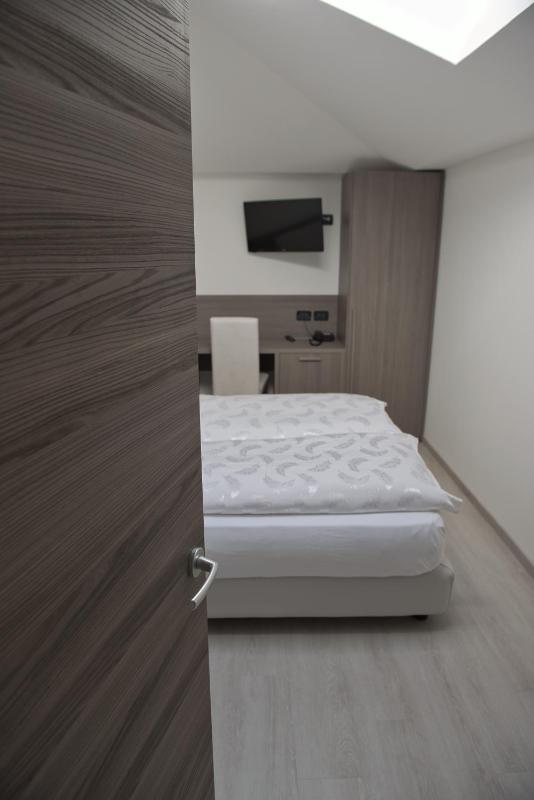 Economy Double Room image 4