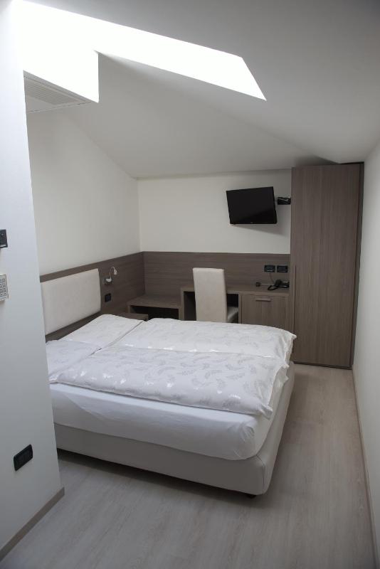 Economy Double Room image 3