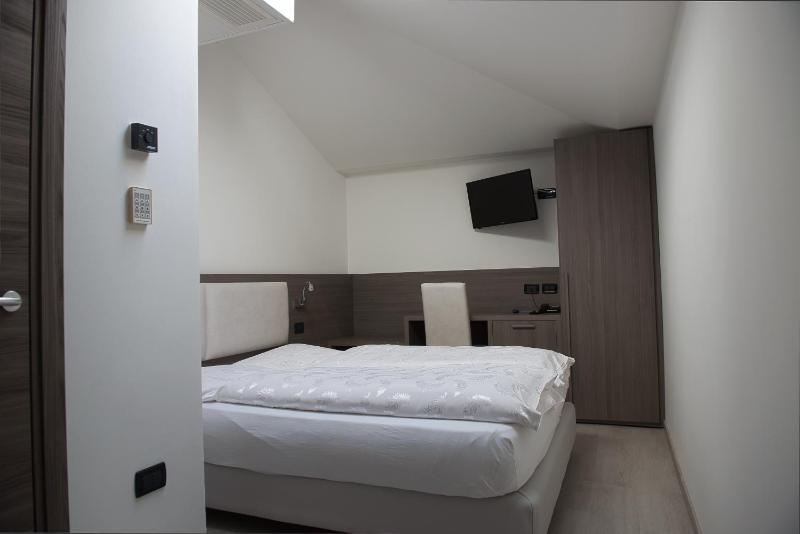 Economy Double Room image 2