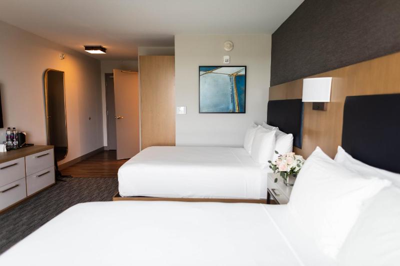 Standard Queen Room with Two Queen Beds image 2