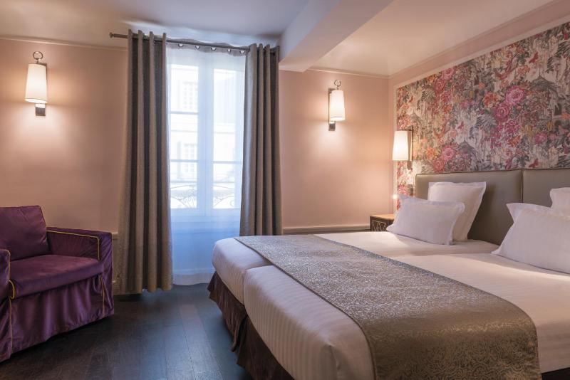 Superior Room with Sofa Bed image 3