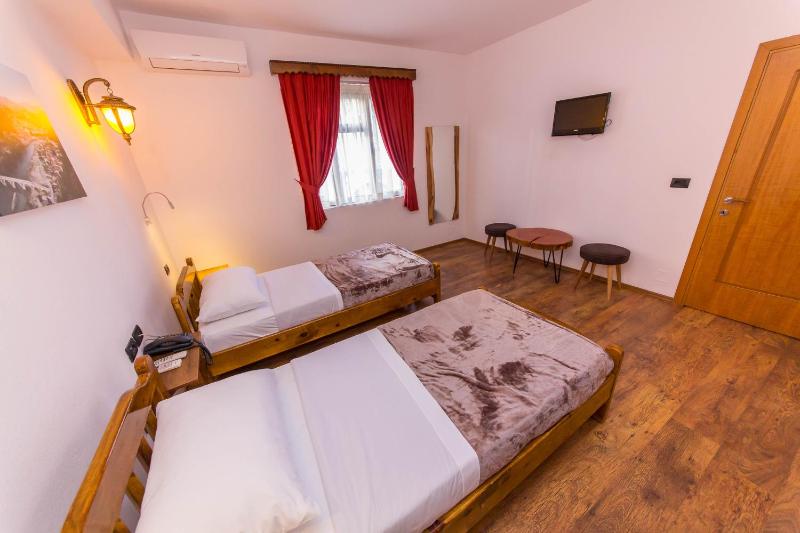 Deluxe Double or Twin Room image 3