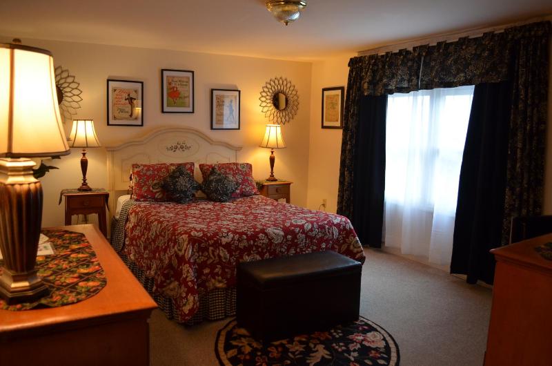 Queen Room image 4
