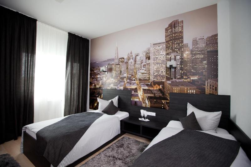 Deluxe Twin Room image 1