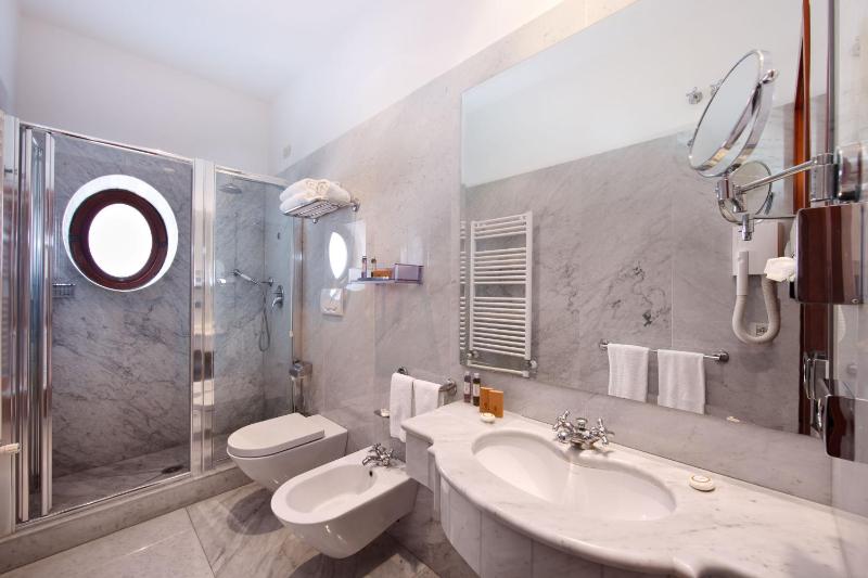 Superior Triple Room image 3