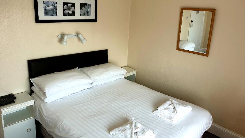 Double Room image 4