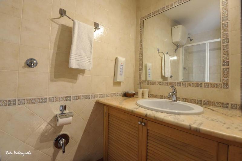 Single Room with Private Bathroom image 2