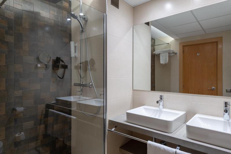 Triple Room (3 Adults) image 3