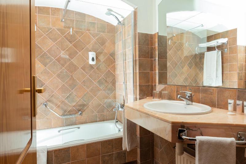 Double or Twin Room image 2