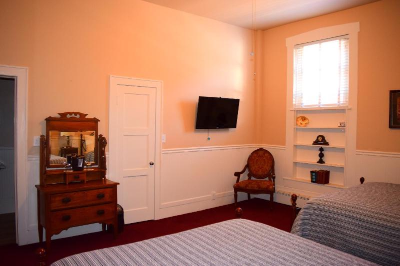 Queen Room with Two Queen Beds image 3