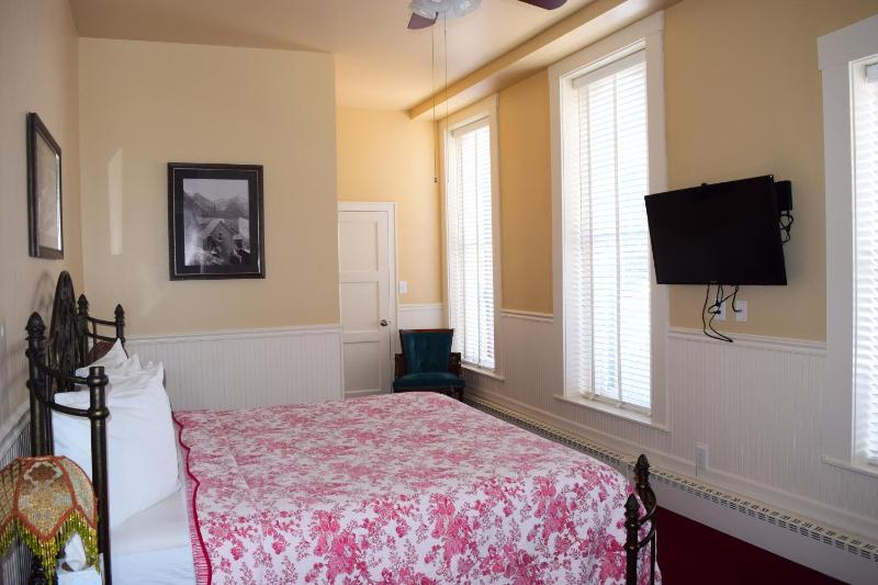 Standard King Room image 3