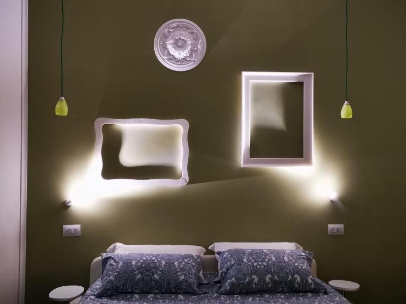 Deluxe Suite with Spa Bath image 1