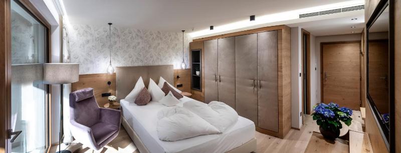 Double Room with Balcony image 2