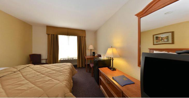 Queen Room with Two Queen Beds image 4