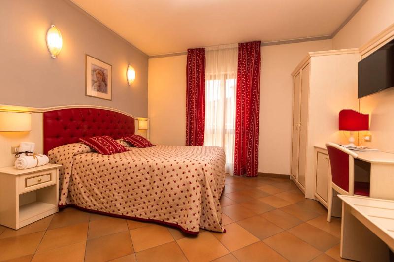 Classic Double or Twin Room image 1