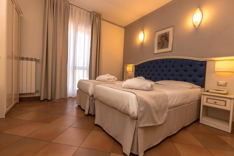 Classic Single Room image 4