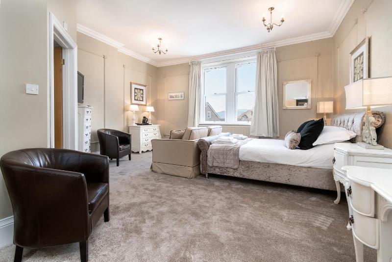 Superior King Room image 2