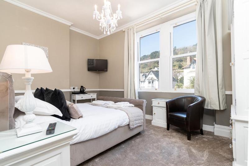 Standard King Room image 2