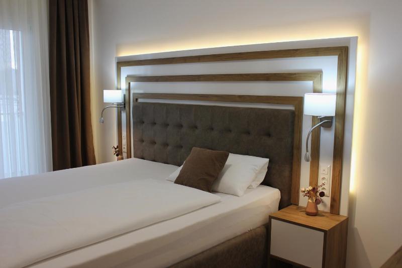 Deluxe Double Room with Balcony image 1