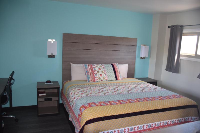 Standard King Room image 2