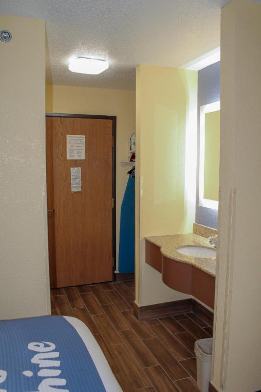 Queen Room with Two Queen Beds - Non-Smoking image 3