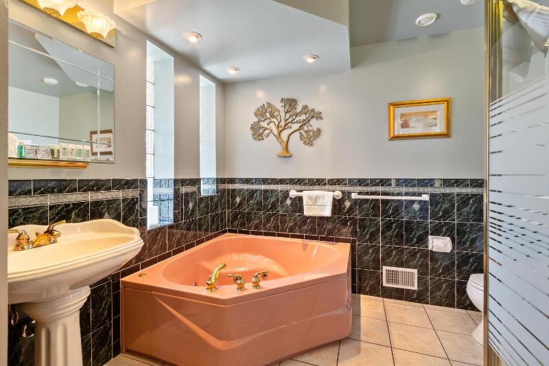 Luxury King Room image 3