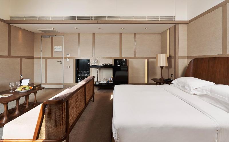 Deluxe Suite with Terrace image 4