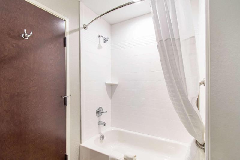 Queen Suite with Two Queen Beds - Non-Smoking image 2