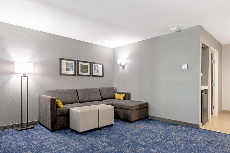 Superior Queen Suite with Two Queen Beds - Non-Smoking image 3