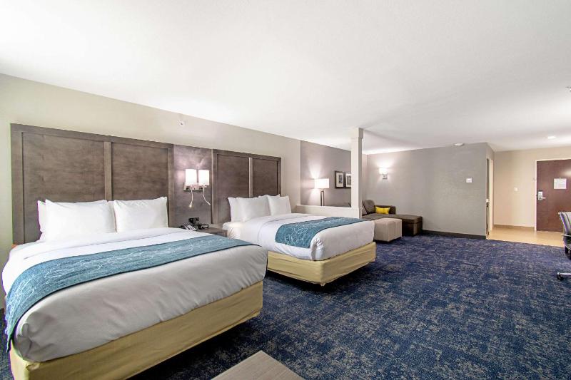 Superior Queen Suite with Two Queen Beds - Non-Smoking image 2
