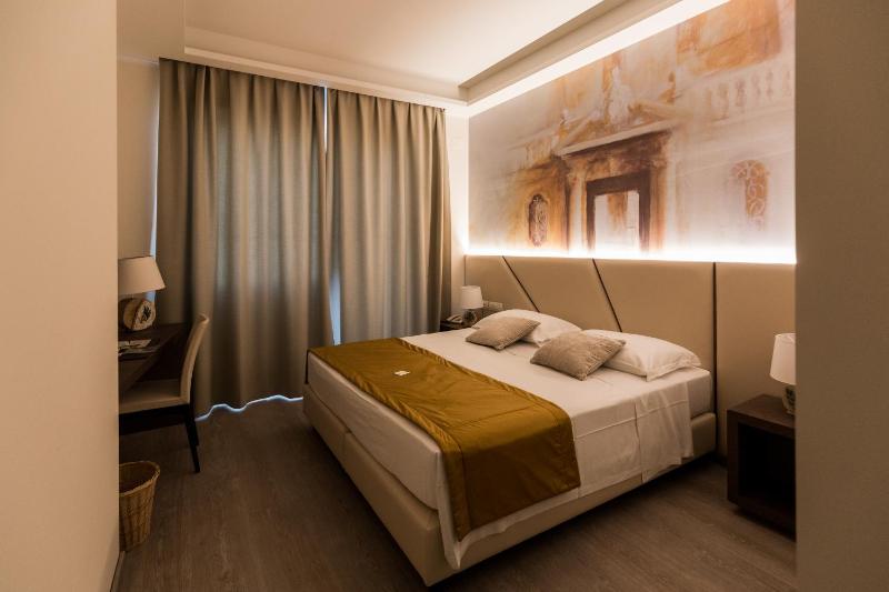 Double Room image 1