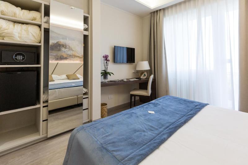 Double Room image 3