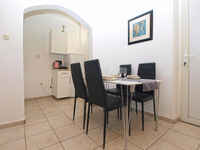 One-Bedroom Apartment image 2