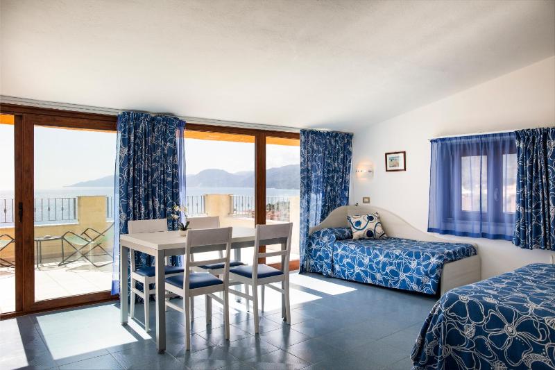 Family Room with Sea View image 2