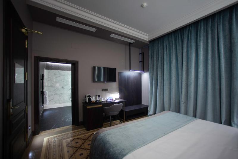 Deluxe Queen Room image 2