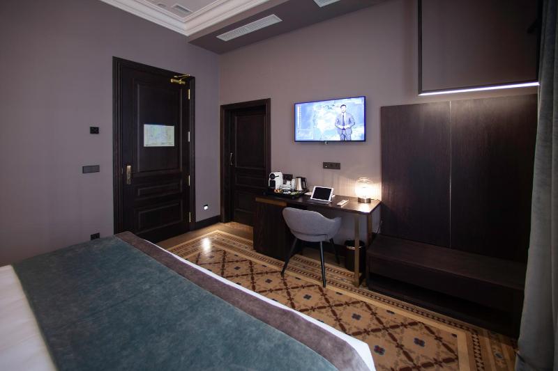 Deluxe Queen Room image 3