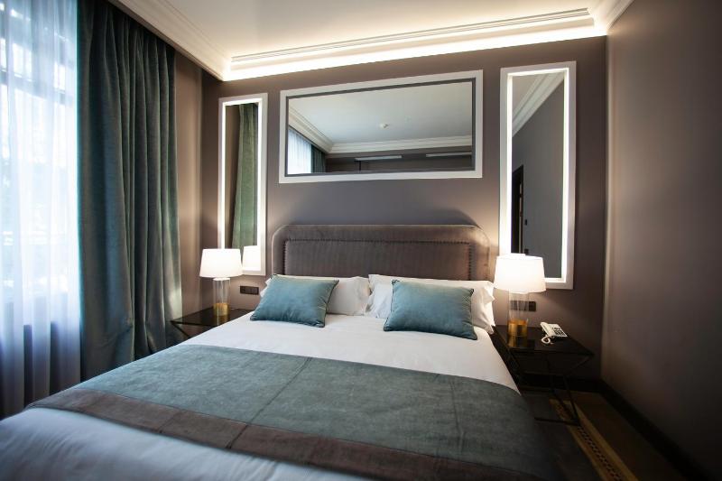 Deluxe Queen Room image 4